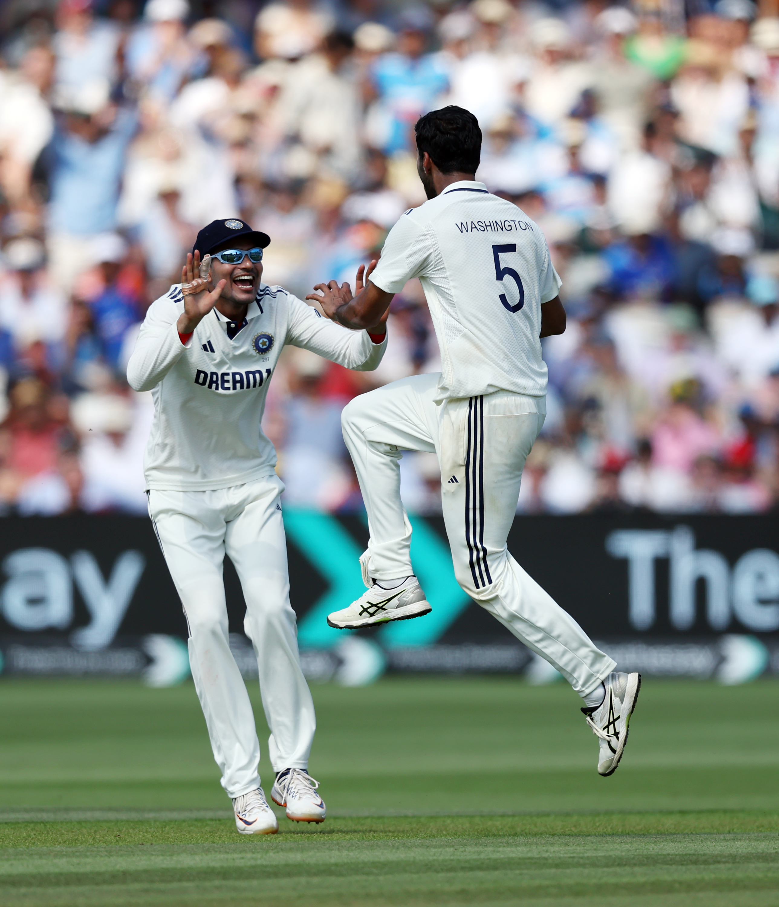 जैमी स्मिथ का विकेट सेलिब्रेट करते सुंदर-गिल।