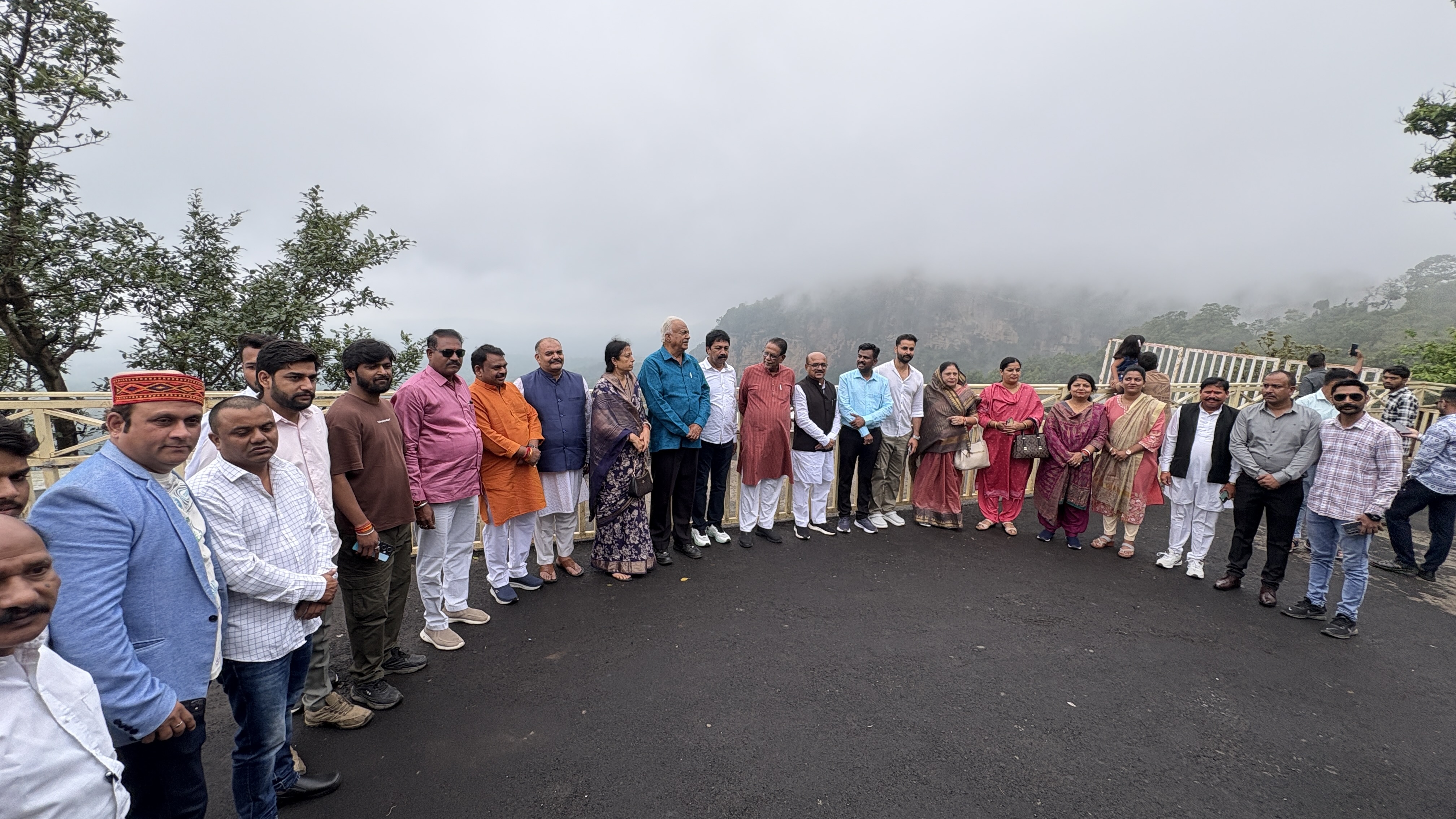 तामिया का नजारा देखते महापौर