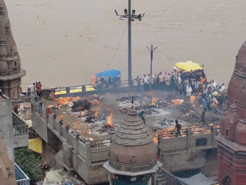 तस्वीर वाराणसी के मणिकर्णिका घाट की है। घाट गंगा में पूरी तरह डूब चुका है। इसके चलते छतों पर अंतिम संस्कार हो रहा है।