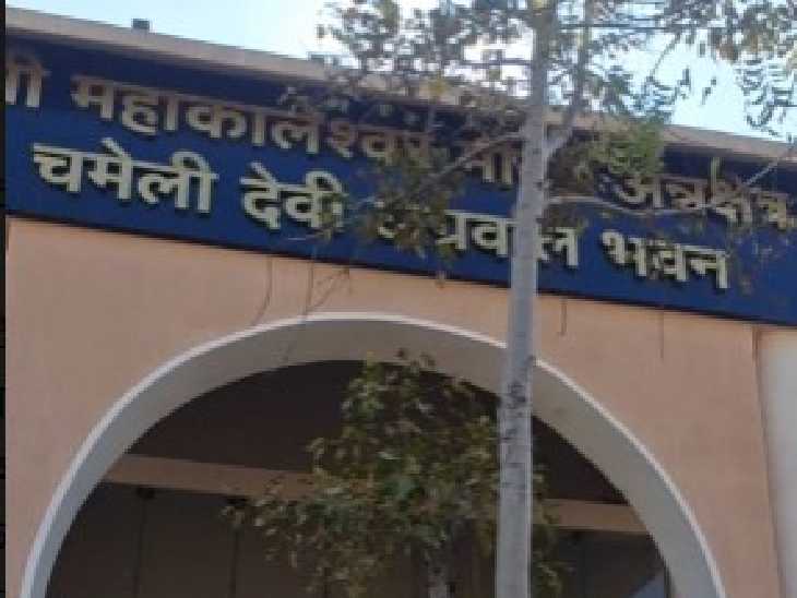 दो मंजिला भवन में एक बार में करीब दो हजार से अधिक श्रद्धालु एक साथ बैठकर भोजन प्रसादी ग्रहण कर सकते हैं।