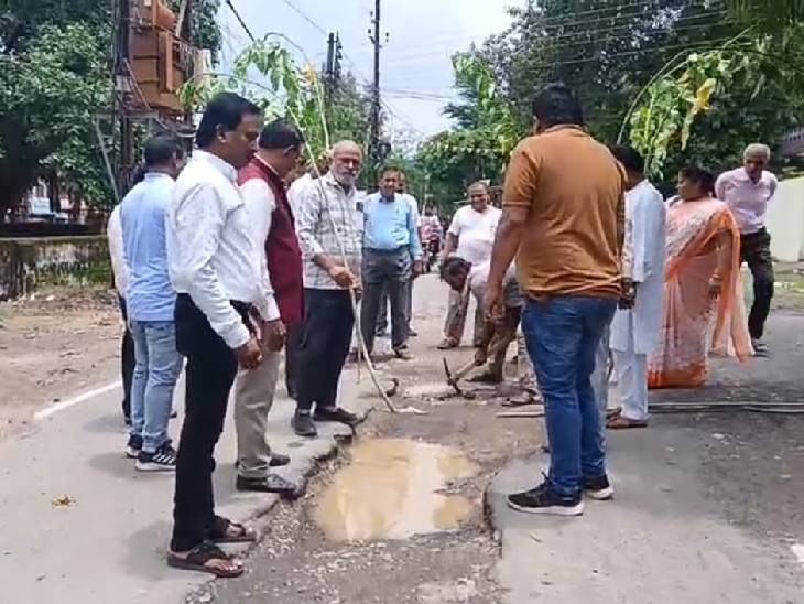 खराब सड़क को लेकर कांग्रेस का कहना है कि विधानसभा चुनाव के बाद तीन बार बन चुकी है सड़क।