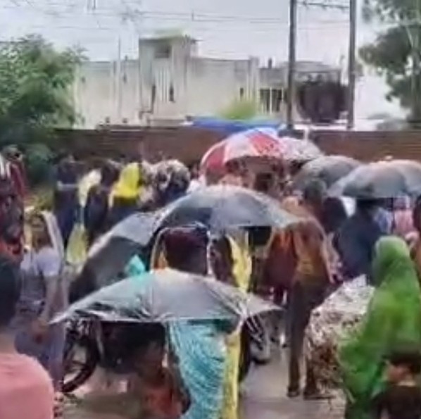 कटघोरा के वार्ड नंबर 6 में गंदा पानी आ रहा।