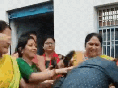 महिलाओं ने भाजपा नेता को चप्पल से खूब पीटा। बाल पकड़कर घुमा दिया।