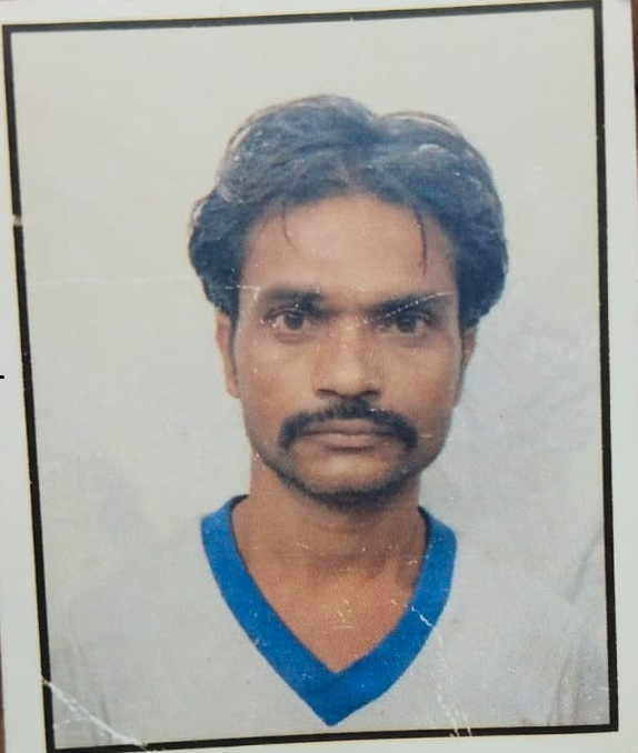 यह तस्वीर सुरेश की है। नाले का ढक्कन खुला हुआ था जिससे सुरेश उसमें गिर गए और पानी के तेज बहाव में बह गए।