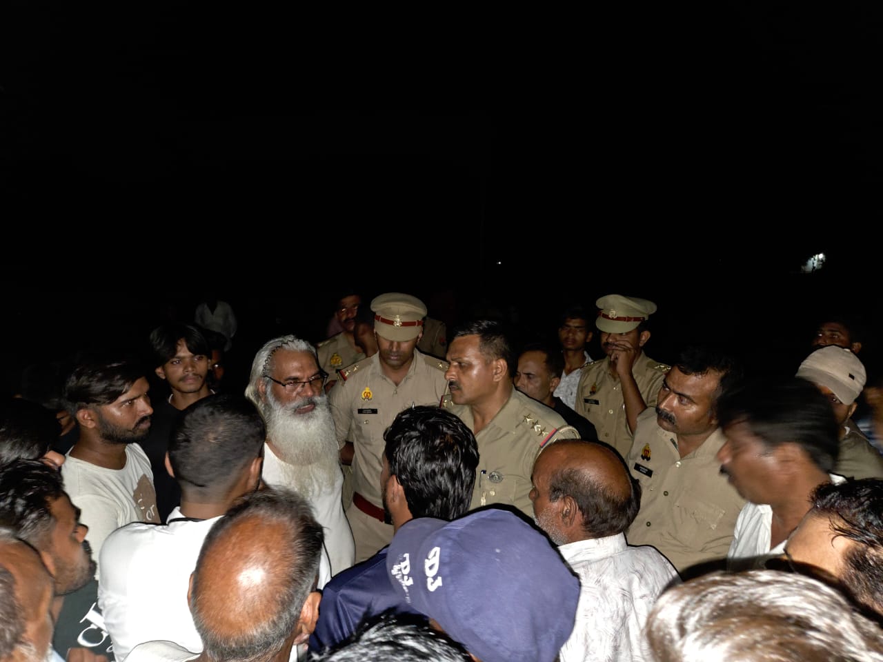 ग्रामीणों को समझाने का प्रयास करती रही पुलिस।