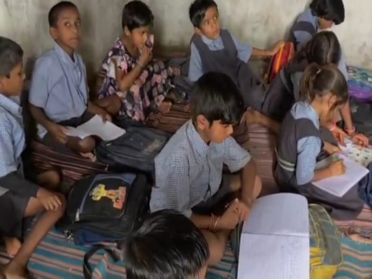 किचन शेड में पढ़ते बच्चे