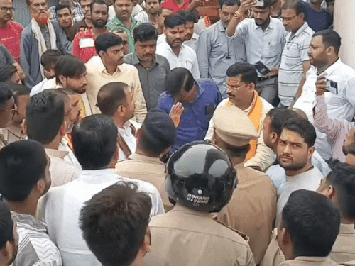 कृषक सेवा समिति के जर्जर भवन को गिराने के मामले में भाजपा विधायक प्रकाश चंद्र मौके पर पहुंचकर स्थानीय लोगों को जानकारी लेते हुए।