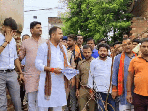 कृषक सेवा समिति के जर्जर भवन को गिराने के मामले में भाजपा विधायक प्रकाश चंद्र द्विवेदी मौके पर पहुंचकर जायजा लिया।