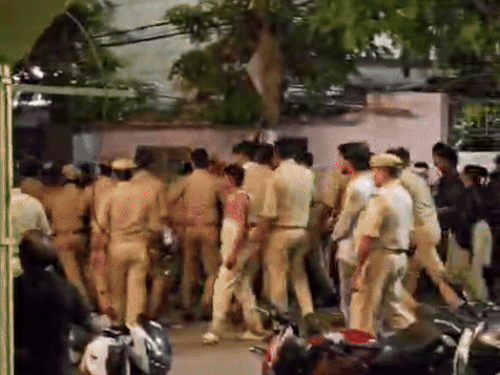 ठाकुरगंज के राधा ग्राम इलाके में प्रदर्शन कर रहे लोगों ने पर पुलिस ने लाठीचार्ज कर दिया।