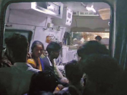 लाठीचार्ज में उफनाए नाले में बहे युवक की पत्नी गंभीर घायल हो गई।