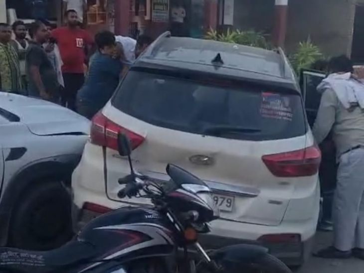 गाड़ी को पीछे से टक्कर मारकर रोकने के बाद डॉक्टर को कार से खींचकर मारने का प्रयास करते आरोपी। डॉक्टर की गाड़ी भी तोड़ दी गई।