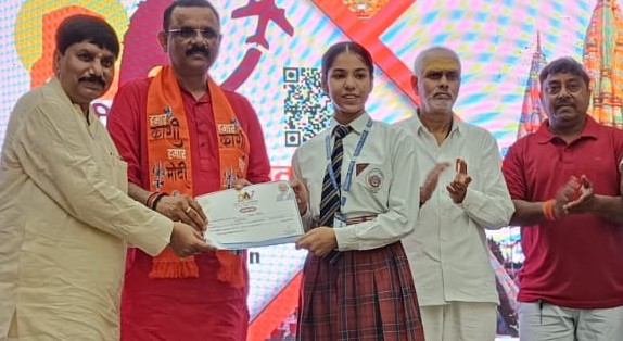 काशी सांसद टूरिस्ट गाइड प्रतियोगिता के मेधावियों को पुरस्कृत करते मेयर अशोक तिवारी और भाजपा महानगर अध्यक्ष प्रदीप अग्रहरि ।