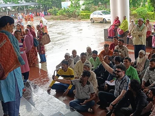 खरगोन कलेक्ट्रेट पर परिजनों ने दिया धरना।