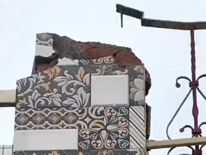 जगराओं में आसमानी बिजली गिरने से एक पुलिसकर्मी का मकान क्ष्रतिग्रस्त हो गया। - Dainik Bhaskar