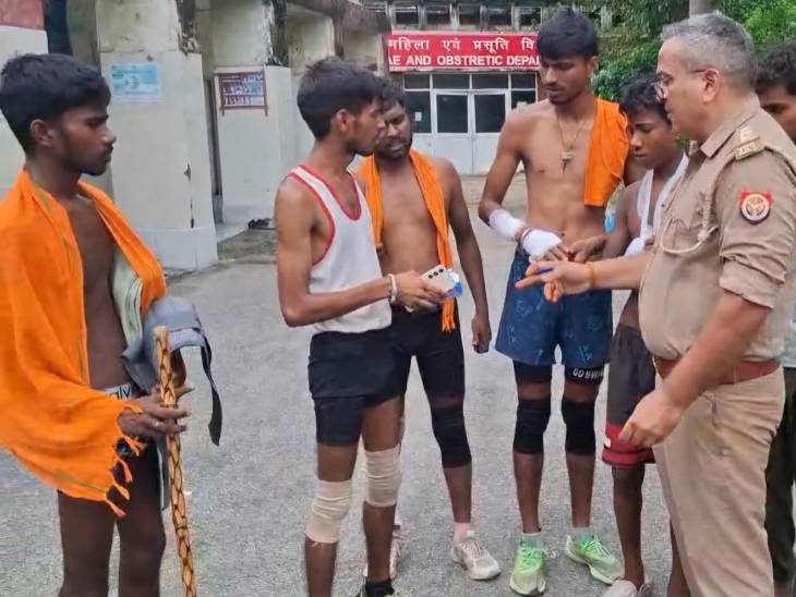 कांवडियो को उपचार दिलाकर रवाना करती पुलिस। - Dainik Bhaskar