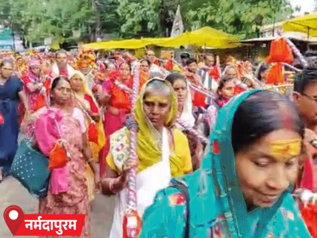 नर्मदापुरम में सेठानी घाट से नर्मदा जल लेकर कांवड़िए पचमढ़ी के जटाशंकर महादेव मंदिर निकले।