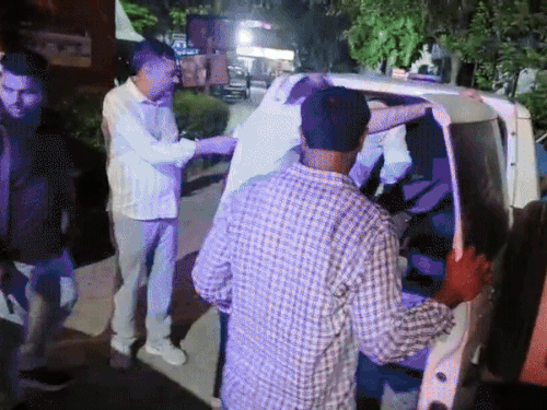 आरोपियों के मेडिकल के बाद लेकर जाती एसटीएफ टीम।
