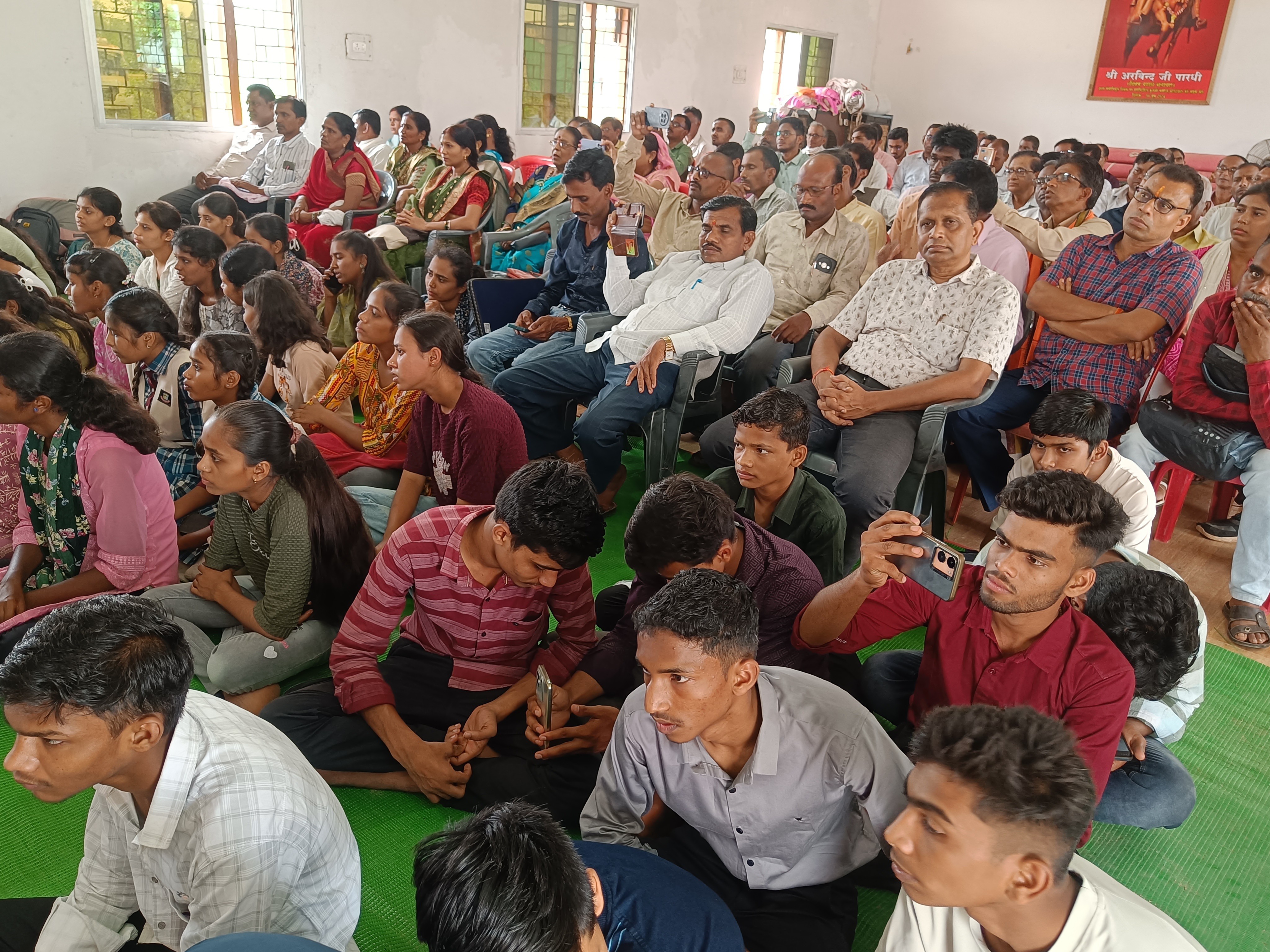 कार्यक्रम में बड़ी संख्या में लोगों की मौजूदगी रही।