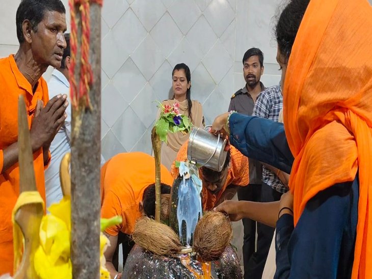 भक्तों ने दुध से बाबा का अभिषेक कर आशीर्वाद लिया।