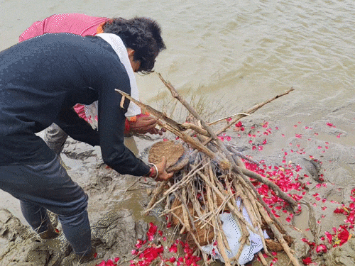 महीसागर नदी किनारे किया गया अंतिम संस्कार।