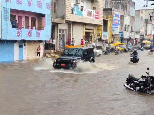 बांसवाड़ा के घाटोल में दो घंटे में दो इंच से ज्यादा बारिश हुई। नेशनल हाईवे-56 पर 3 फीट तक पानी भर गया।