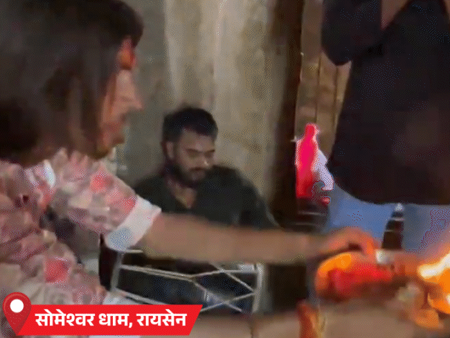 रायसेन के सोमेश्वर धाम के पट बंद होने पर भक्तों ने पाइप से शिवलिंग का अभिषेक किया।