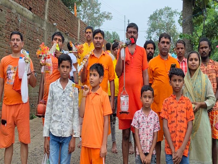 बोल बम के नारे लगाते बच्चे भी कांवड़ लेकर जल चढ़ाने पहुंचे।