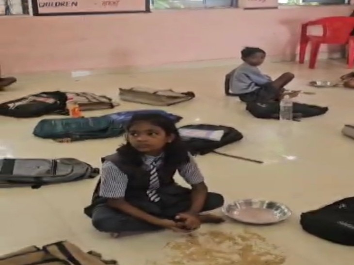 म्हनीडीह विकासखंड के सिलादेही प्राइमरी स्कूल में धान बीनते छात्र