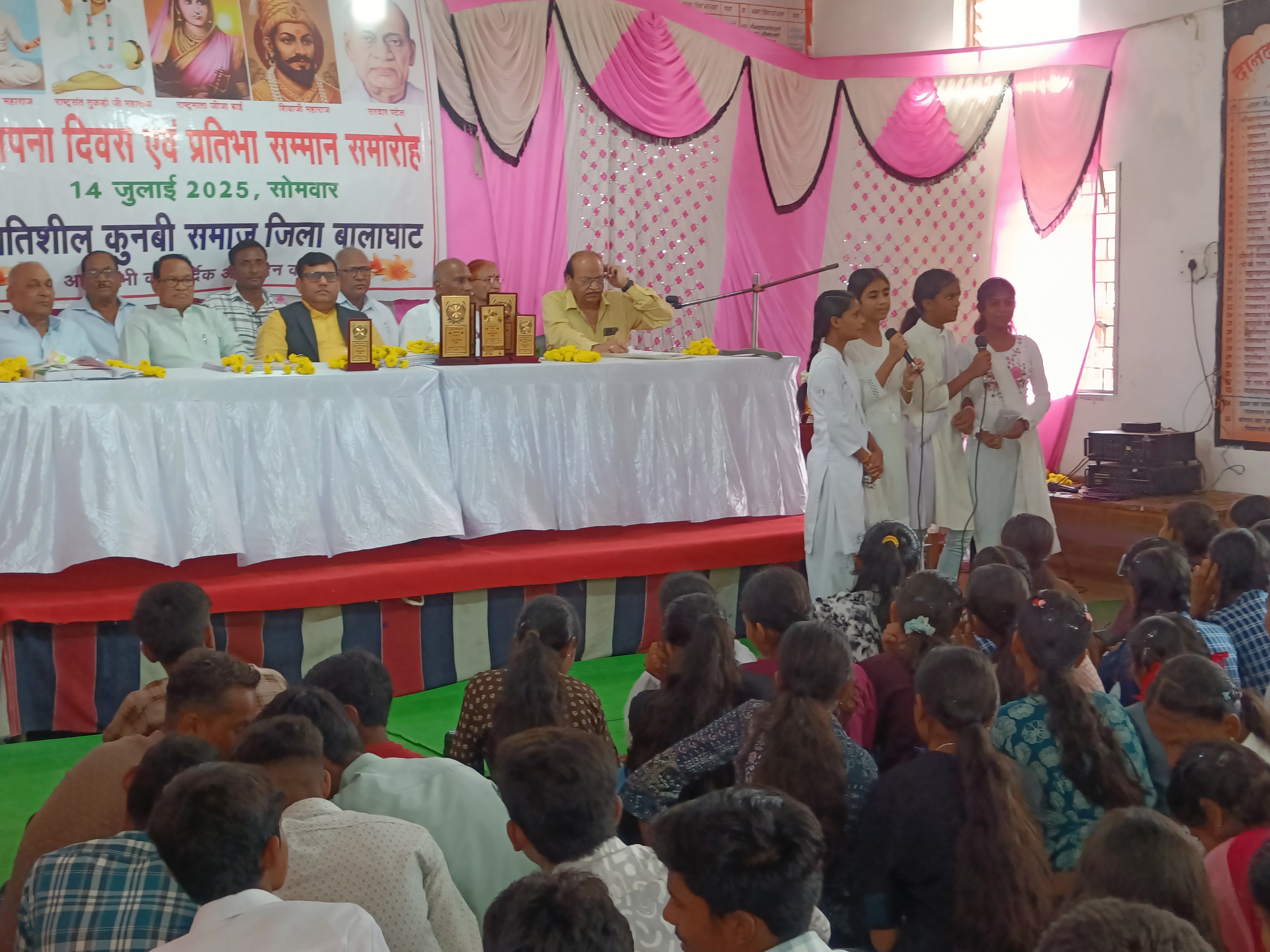 छात्राओं ने कार्यक्रम में स्वागत गीत गाया।