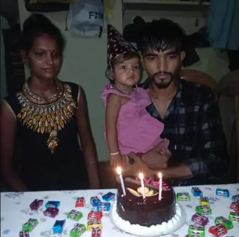 20 जून के दो साल की बेटी निराली का बर्थडे बनाया था। पत्नी-बेटी के साथ विक्रम।