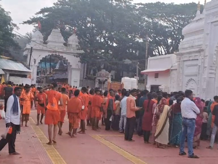 ज्वालेश्वर महादेव मंदिर में सुरक्षा के नजरिए से पुलिस बल तैनात किया गया है।