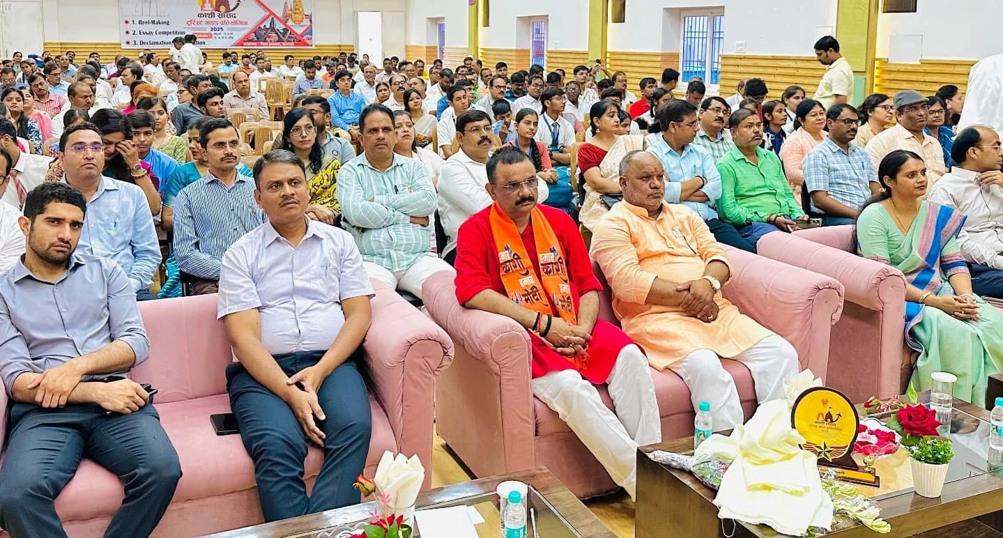 काशी सांसद टूरिस्ट गाइड प्रतियोगिता के पुरस्कार वितरण समारोह में शामिल मेयर अशोक तिवारी, एमएलसी हंसराज विश्वकर्मा, कमिश्नर एस राजलिंगम, सीडीओ हिमांशु नागपाल।