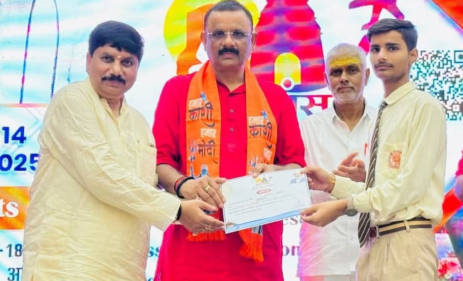 काशी सांसद टूरिस्ट गाइड प्रतियोगिता के मेधावियों को पुरस्कृत करते मेयर अशोक तिवारी और भाजपा महानगर अध्यक्ष प्रदीप अग्रहरि ।