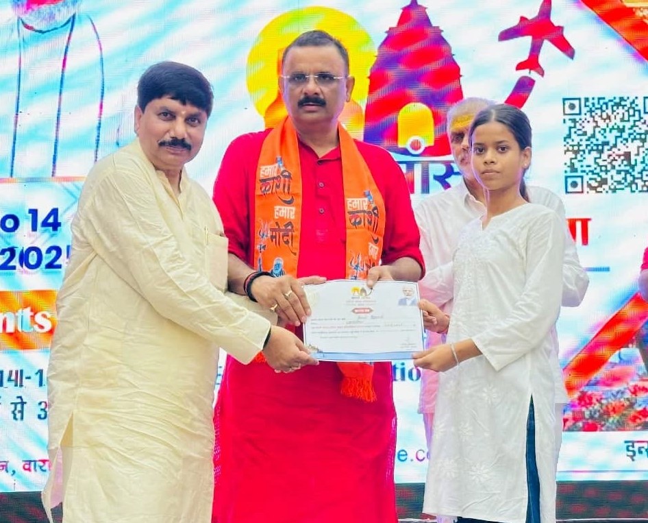काशी सांसद टूरिस्ट गाइड प्रतियोगिता के मेधावियों को पुरस्कृत करते मेयर अशोक तिवारी और भाजपा महानगर अध्यक्ष प्रदीप अग्रहरि ।