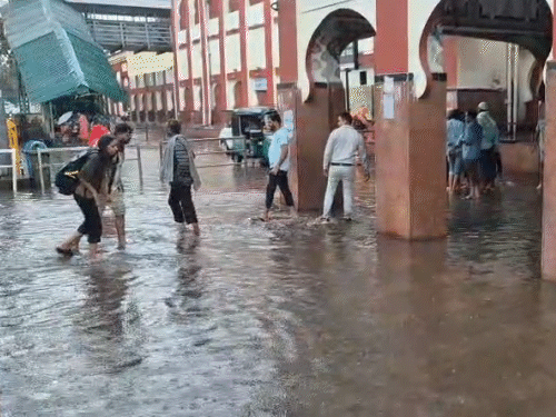 अजमेर में रविवार को तेज बारिश हुई। रेलवे स्टेशन में पानी भर गया।