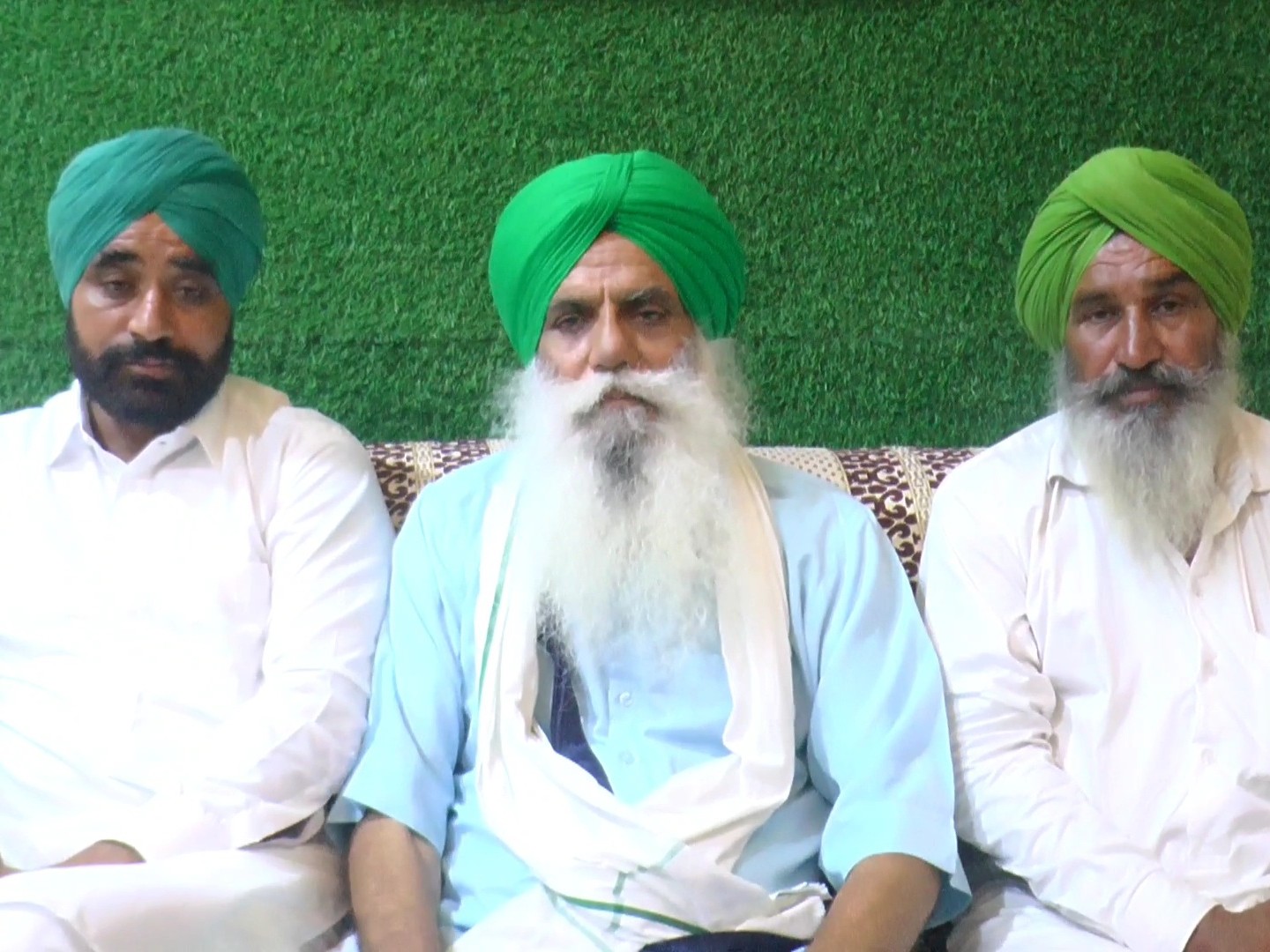 फरीदकोट में पत्रकारों से बातचीत करते किसान नेता जगजीत सिंह डल्लेवाल। साथ में अन्य किसान नेता।