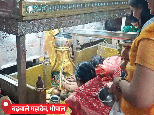 बड़वाले महादेव का जलाभिषेक और पूजन-अर्चन किया जा रहा है।