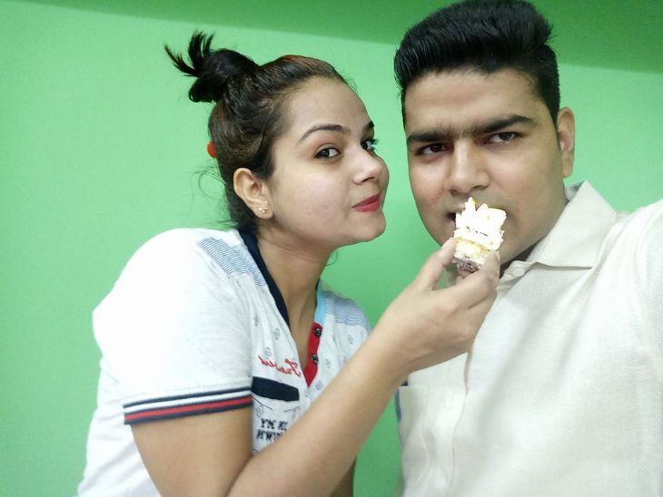 ये तस्वीर ईशांत के 29वें बर्थडे की है। बहन शालिनी ने उसे केक खिलाया था।
