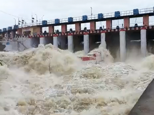 ललितपुर में लगातार हो रही बारिश से गोविंद सागर बांध के 18 में से 17 गेट खोलकर पानी की निकासी की जा रही है।