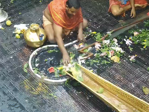 देवघर में बैद्यनाथ मंदिर में अरघा से कांवरिया जलाभिषेक कर रहे हैं।