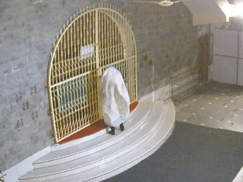 चोर लोहे की रॉड लेकर अंदर घुसा था, जिससे उसने ताला तोड़ा।