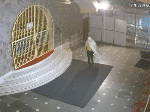 मंदिर में चोरी की वारदात का आरोपी CCTV में कैद हुआ है।