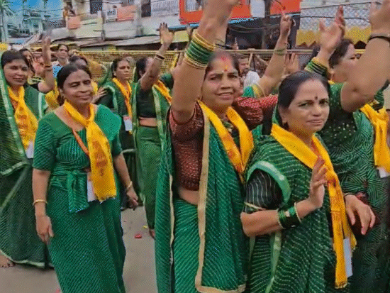 महाकाल की सवारी में एक मंडली में शामिल सभी महिलाओं ने हरे रंग की साड़ी पहनी।