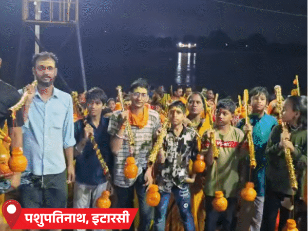 भगवान पशुपतिनाथ के अभिषेक के लिए भक्त कांवड़ में नर्मदा जल लेकर पहुंचे।