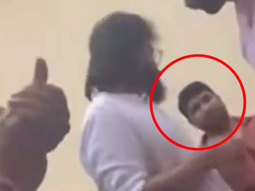 A reel of Shah Rukh, a resident of Muzaffarnagar, was revealed. In this, he is seen with Mukhtar's son Abbas.