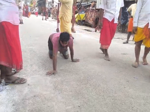 कानपुर में युवक 7 KM तक दंडवत करते हुए श्री आनंदेश्वर मंदिर पहुंचा।