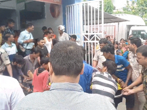 Debate between the family and police of the deceased in the hospital.