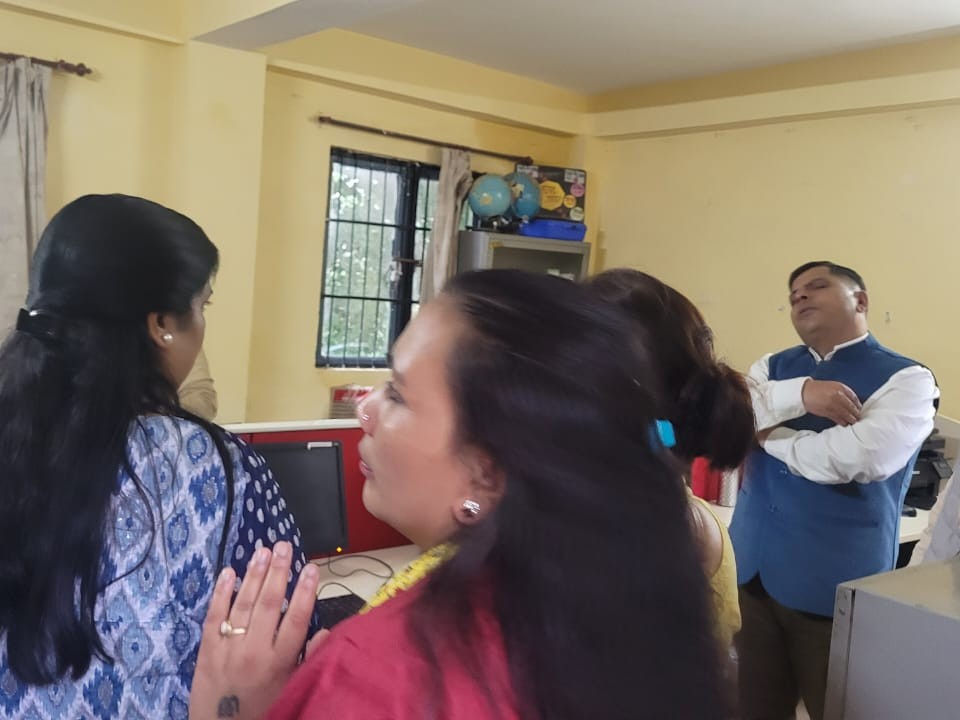 आरोपी शिक्षक आरोपों के खंडन करते हुए।