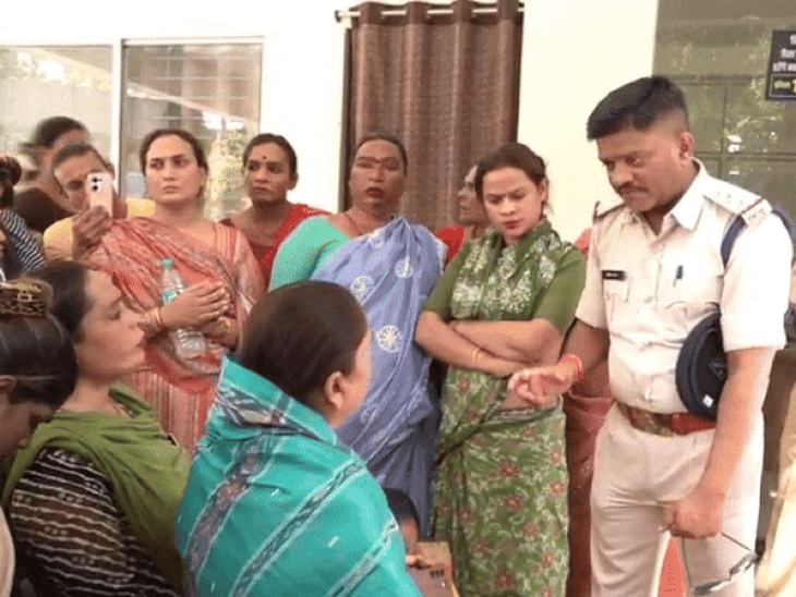 When the dispute of Kinnar groups reached the police station, TI came out and explained.