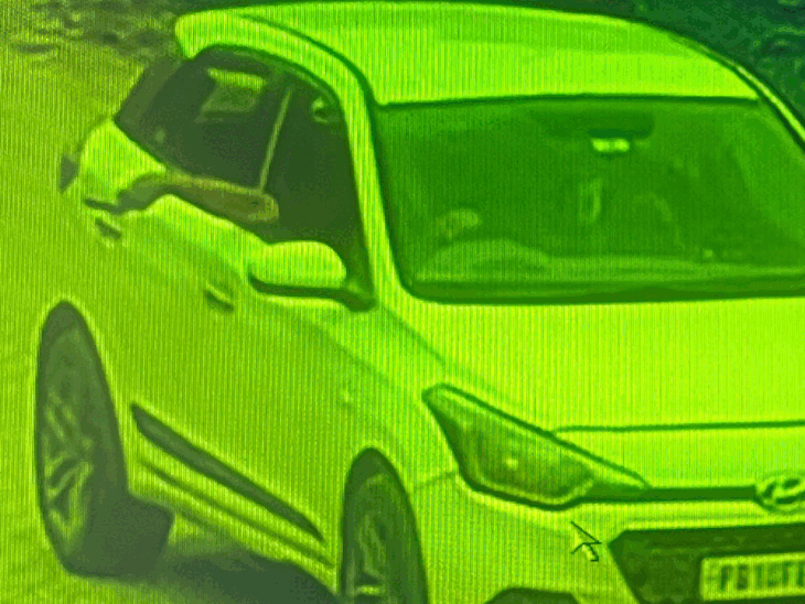 गाड़ी से बाहर हाथ निकालकर पिस्टल दिखाता हुआ। - Dainik Bhaskar